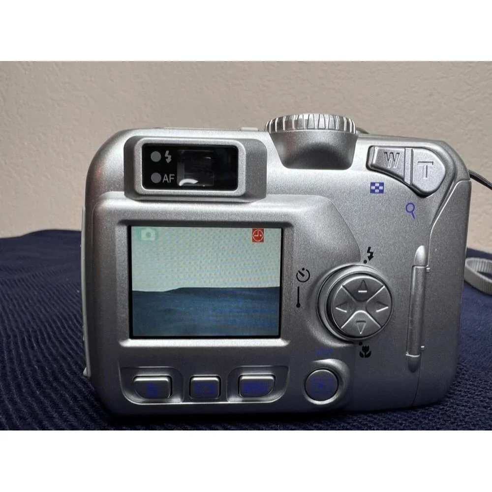 Nikon Coolpix 3100 3.2MP Digital Camera 3x Optical Zoom Memory Card **READ